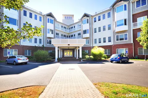 1 King Philip Dr #218, West Hartford, CT 06117