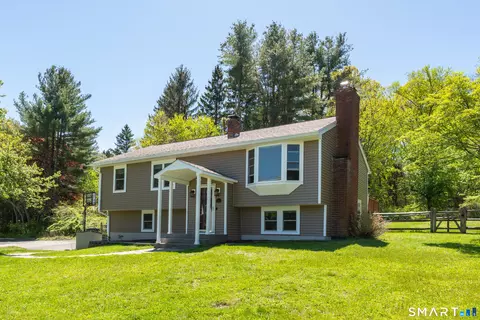12 Karlak St, Seymour, CT 06483