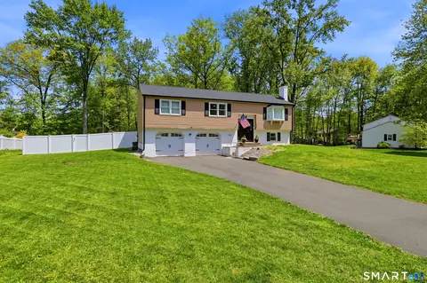 100 Susan Dr, Suffield, CT 06078