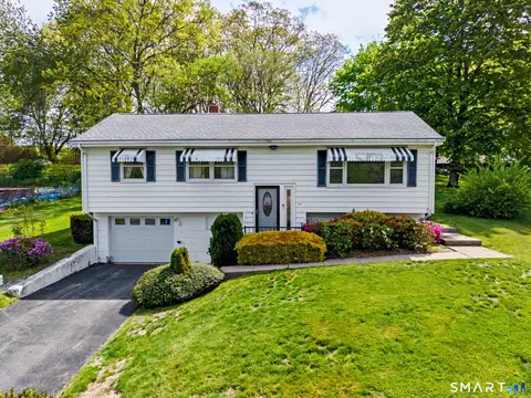 23 Rockwood Dr, Waterford, CT 06385