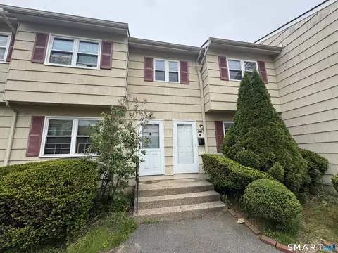 30 Round Tree Dr #6, Naugatuck, CT 06770