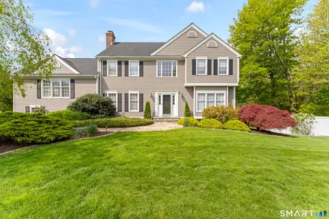 41 Charter Ridge Dr, Sandy Hook, CT 06482