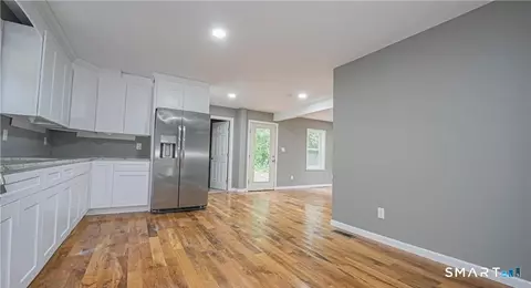 Entry Way - 1460 Mount Carmel Ave, Hamden, CT 06518 photo 3 of 7