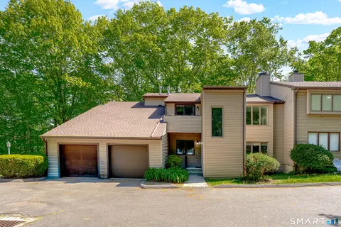 12 Kings Wood Mnr #B, Shelton, CT 06484