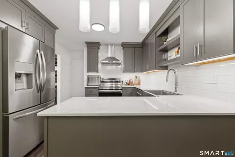 Kitchen - 46 Taos Dr, Killingly, CT 06239 photo 2 of 10
