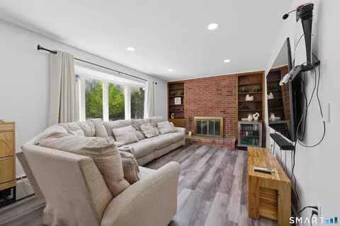 Living - 46 Taos Dr, Killingly, CT 06239 photo 2 of 4