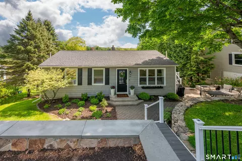 29 Berkshire Dr, Brookfield, CT 06804