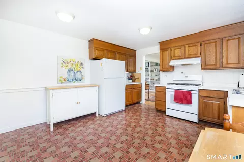 Kitchen - 127 Stillwold Dr, Wethersfield, CT 06109 photo 2 of 3