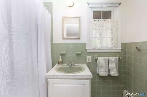 Bath - 127 Stillwold Dr, Wethersfield, CT 06109 photo 1 of 2