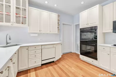 Kitchen - 121 Picketts Ridge Rd, Redding, CT 06896 photo 4 of 5