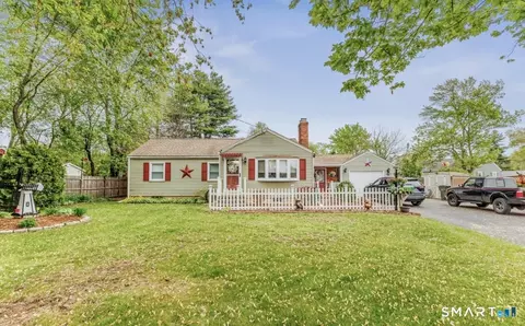 17 Trinity Ln, Windsor Locks, CT 06096