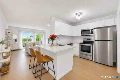 950 Cove Rd #C8, Stamford, CT 06902