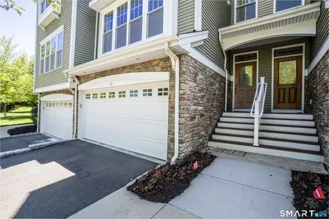 10 Lawrence Ave #10, Danbury, CT 06810