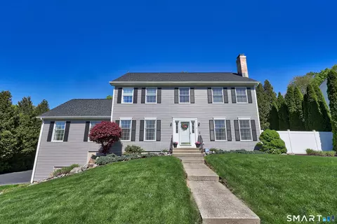 10 Fawn Meadow Dr, Naugatuck, CT 06770