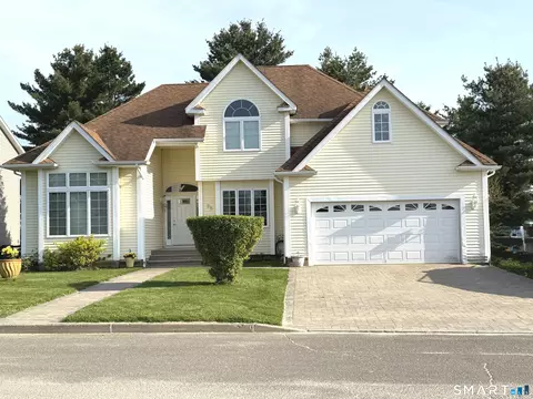 35 Emerald Pines Rd, Waterbury, CT 06704