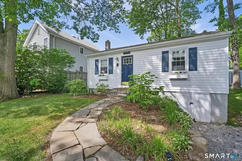 76 S Edgewood Rd, Niantic, CT 06357