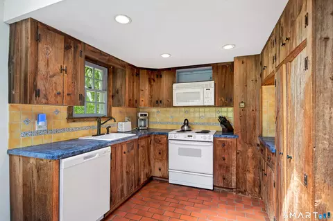 Kitchen - 6 High Rock Rd, Sandy Hook, CT 06482 photo 2 of 3