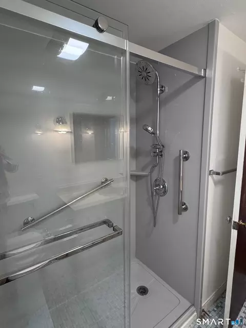 Bath - 33 Thomas St, Windsor Locks, CT 06096 photo 3 of 4