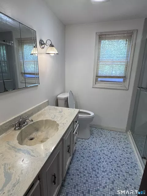 Bath - 33 Thomas St, Windsor Locks, CT 06096 photo 2 of 4