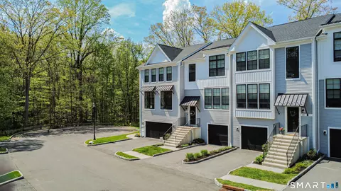 39 Brentwood Cir #39, Danbury, CT 06810