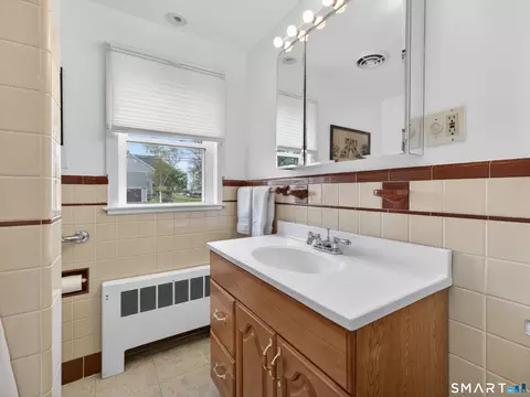Bath - 21 Riverside Dr, Clinton, CT 06413 photo 3 of 3