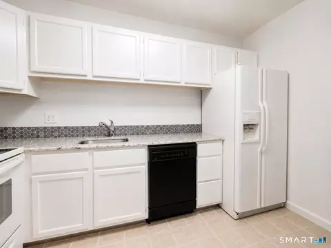 Kitchen - 914 High Path Rd #914, Windsor, CT 06095 photo 2 of 3