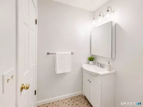 Bath - 914 High Path Rd #914, Windsor, CT 06095 photo 2 of 2
