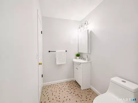 Bath - 914 High Path Rd #914, Windsor, CT 06095 photo 1 of 2