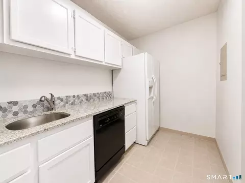 Kitchen - 914 High Path Rd #914, Windsor, CT 06095 photo 3 of 3
