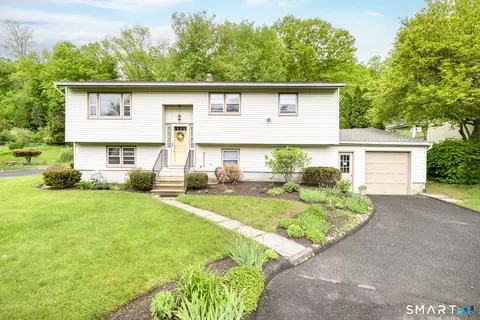 30 Tamanny Trl, Danbury, CT 06811