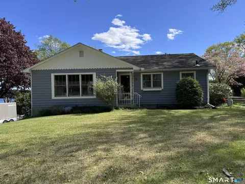 13 Trading Cove Dr, Norwich, CT 06360