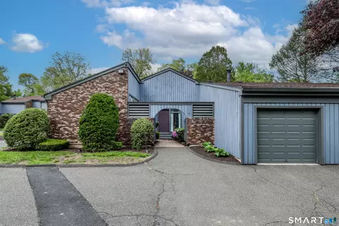 18 Hearthstone Dr #18, Brookfield, CT 06804