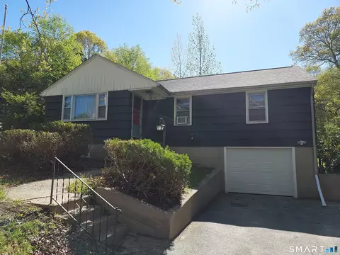 16 Carol Dr, Uncasville, CT 06382