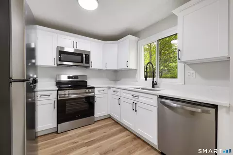 Kitchen - 464 Dowd Ave #464, Canton, CT 06019 photo 3 of 7