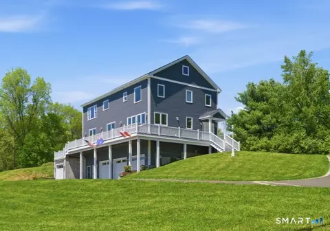 8 Buckingham Rd, Derby, CT 06418