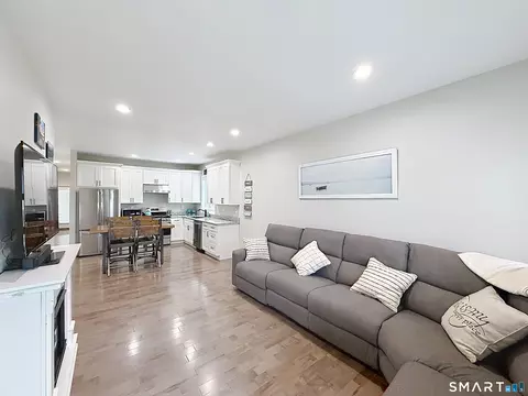 21 Birge Ave, Windsor Locks, CT 06096 photo 4