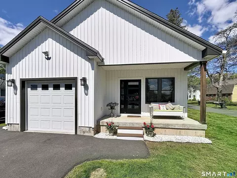 21 Birge Ave, Windsor Locks, CT 06096 photo 2