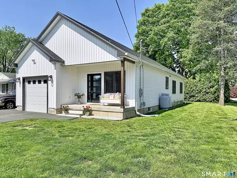 21 Birge Ave, Windsor Locks, CT 06096