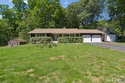 10 Chris Dr, Uncasville, CT 06382
