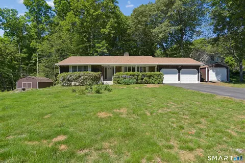 10 Chris Dr, Uncasville, CT 06382