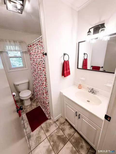 Bath - 96 Canterbury Rd #B, Plainfield, CT 06374 photo 2 of 3