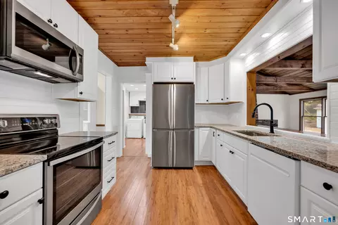 902 W River St, Milford, CT 06461