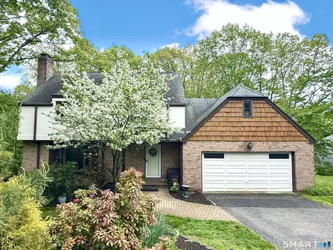24 Centerview Dr, Shelton, CT 06484