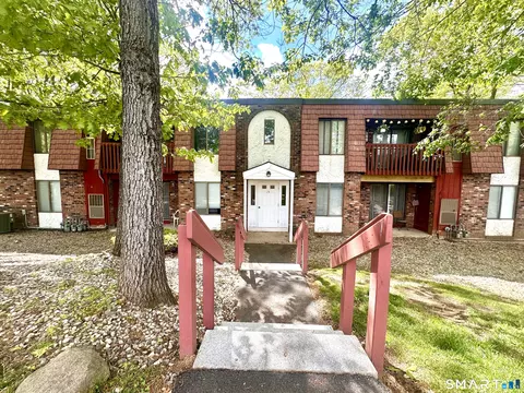 15 Woodsedge Dr #4C, Newington, CT 06111