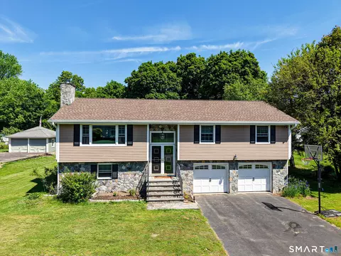 40 Orchard St, Avon, CT 06001
