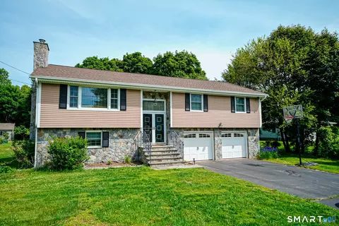 40 Orchard St, Avon, CT 06001