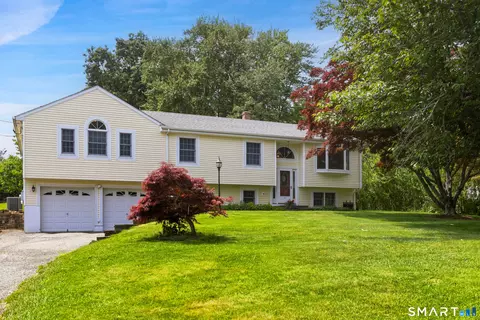 13 Donnelly Dr, New Fairfield, CT 06812