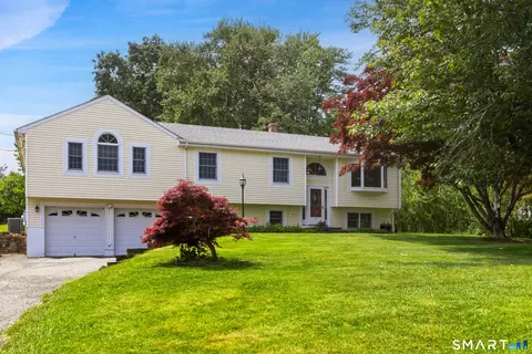 13 Donnelly Dr, New Fairfield, CT 06812