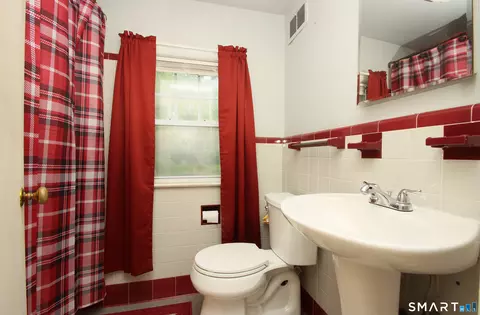 Bath - 21 Ruby St, New Haven, CT 06515 photo 2 of 3