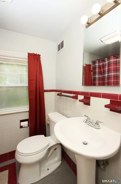 Bath - 21 Ruby St, New Haven, CT 06515 photo 3 of 3